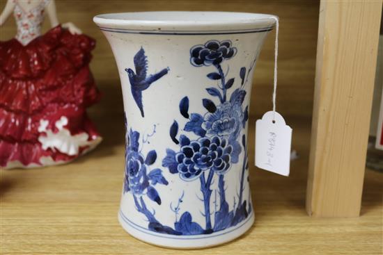 A Chinese blue and white brush pot height 17.5cm